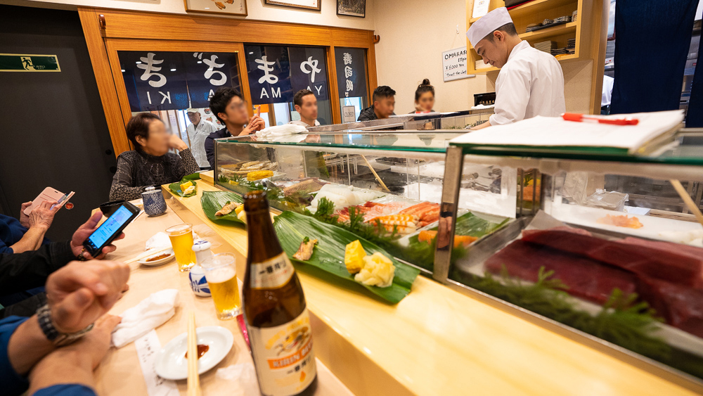 Feeling Japanese warm hospitality in the best suchi shop in Toyosu fish market